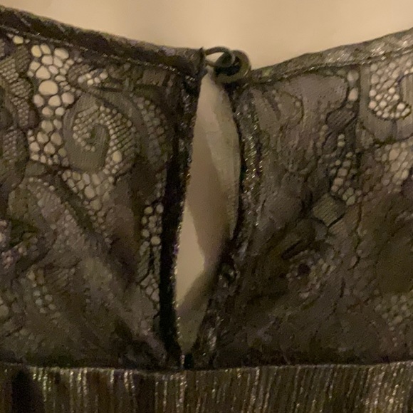 Very pretty peek a boo sleeves silvery black top by Soho New York & Co. jeans - Picture 4 of 10